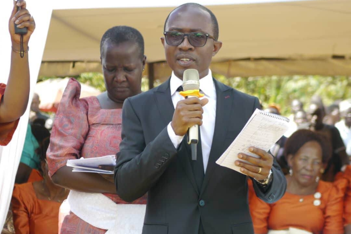 Minister Joseph Kawuki delivering a condolence message on behalf of the kingdom